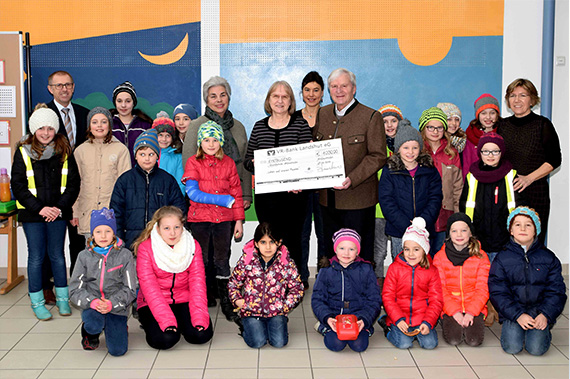 Kastulus-Bader-Stiftung übergibt 1.000 Euro an Schule Altfraunhofen