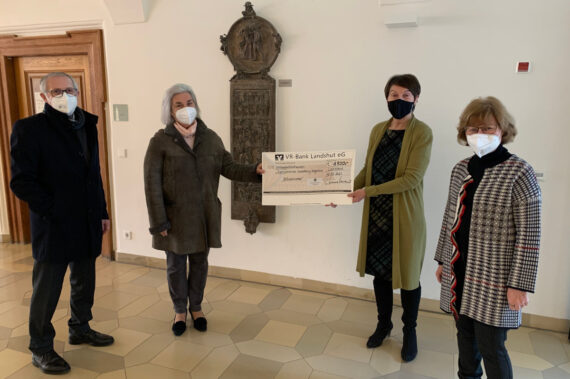 Kastulus Bader Stiftung übergibt Spende für Brückenklasse Seligenthal